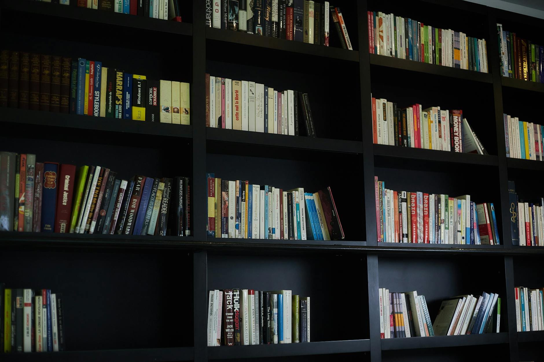 Balancing shelves with decorative objects and accessories